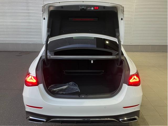 �����Z�f�X�E�x���c�̃{�f�B�\���́A�Ռ��z���X�y�[�X���\���m�ۂ��邱�ƂŖ�����Փ˂��Ă��܂����ۂł��Ռ����u���ɘa�炰�܂��B�@����Ɋ��ȃt���[��������A�l�̏�Ԃ��Ă���R�b�N�s�b�g�����܂��B