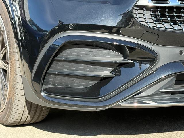 �����Z�f�X�E�x���c�̃{�f�B�\���͏Ռ��z���X�y�[�X���\���m�ۂ��邱�ƂŖ�����Փ˂��Ă��܂����ۂ̏Ռ����u���ɓ������܂��B����Ɋ��ȃt���[��������A�l�̏�Ԃ��Ă���R�b�N�s�b�g�����܂��B