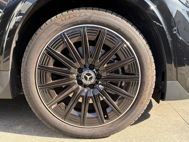 �����Z�f�X�E�x���c�̃{�f�B�\���͏Ռ��z���X�y�[�X���\���m�ۂ��邱�ƂŖ�����Փ˂��Ă��܂����ۂ̏Ռ����u���ɓ������܂��B����Ɋ��ȃt���[��������A�l�̏�Ԃ��Ă���R�b�N�s�b�g�����܂��B