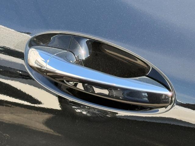 �y�p�[�L���O�A�V�X�g���A�r���[�J�����z���o�[�X�ɘA�����A�ԗ�����̉f�����f�B�X�v���C�ɕ\�����܂��B�N���ȉ摜�A���m�ȗ\�����C���ɂ���ގ��̉^�]������T�|�[�g���܂��B