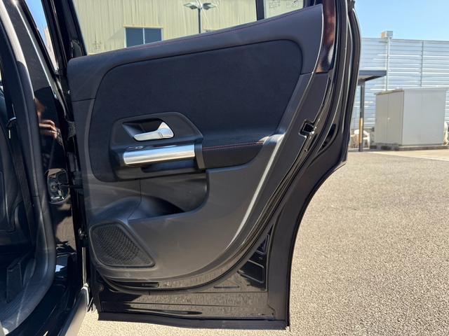 �y�p�[�L���O�A�V�X�g���A�r���[�J�����z�@���o�[�X�ɘA�����A�ԗ�����̉f�������C���f�B�X�v���C�ɕ\�����܂��B�N���ȉ摜�A���m�ȗ\�����C���ɂ���ގ��̉^�]������T�|�[�g���܂��B�W����ɂĂ��m�F���������B