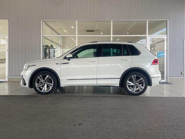 フロントからリヤまで直線的なプレスラインやドアとドアの隙間など他社様とは一線を画す仕上がりです。