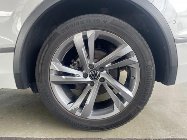 ２５５／４５Ｒ１９インチのモビリティタイヤにＲ−Ｌｉｎｅ専用のアルミホイールを装着。