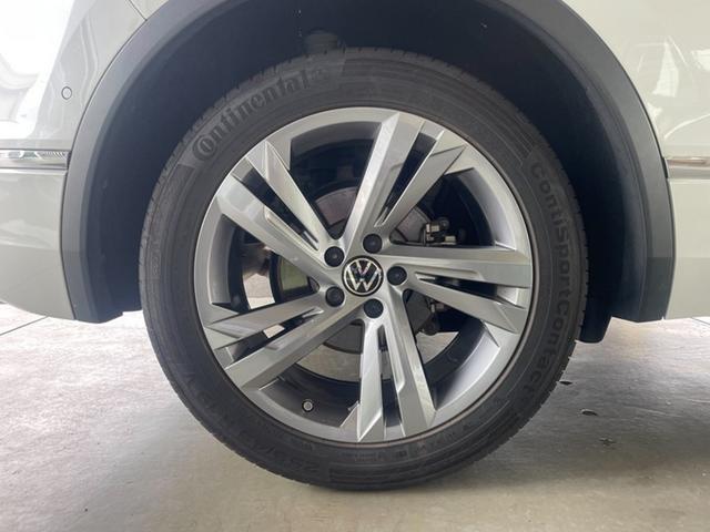 ２５５／４５Ｒ１９インチのモビリティタイヤにＲ−Ｌｉｎｅ専用のアルミホイールを装着。