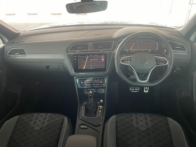 室内を後部座席より撮影しました。ピアノブラックを基調として高級感のある室内を演出しております。