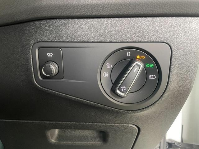 ロータリー式のヘッドライトスイッチ。ハンドルから離れた場所にありますが、オートライトがあるので問題無しです。