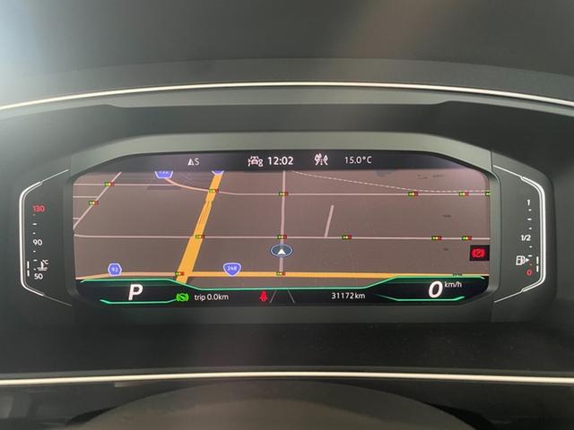 デジタルメーターディスプレイ装備です。目の前にナビが映りますので、お子様と一緒に乗る時もナビの切り替えが必要ありません。走行距離も少なめで年数も新しい綺麗なお車です。