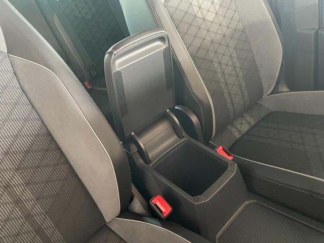 アームレストの下は小物入れとなります。
