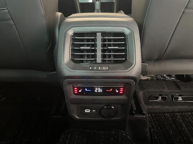 Ｔｉｇｕａｎは後方だけでもエアコン温度を変更可能です。後部座席にもシートヒーターが装備されておりますので、大変便利です。１２ＶのシガーソケットＵＳＢポートもついてますのでスマホの充電も可能です。