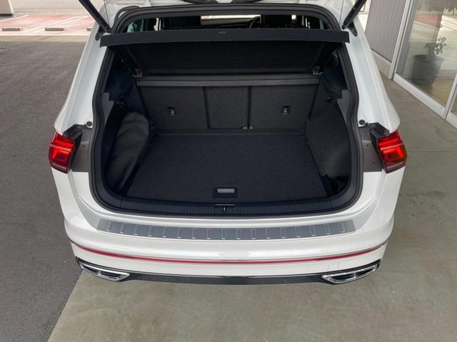 ラゲージスペースの床高は２段階の変更が可能です。