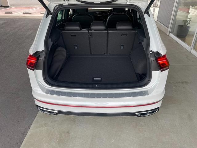 奥ゆきもあり広いラゲッジはお買い物やレジャーに大活躍。６０：４０の割合で別々に倒したりトランクスルーもできるので、積み荷の大きさや形状に合わせた多彩なアレンジも可能です。