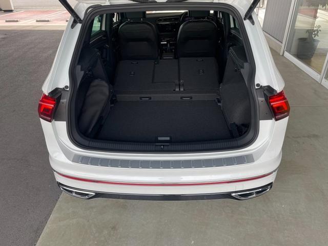 シートを倒すことで、さらに多くの荷物を載せることが出来ます。後部座席は７対３で分かれていますので、シュチュエーションに合わせてシートアレンジが可能です。