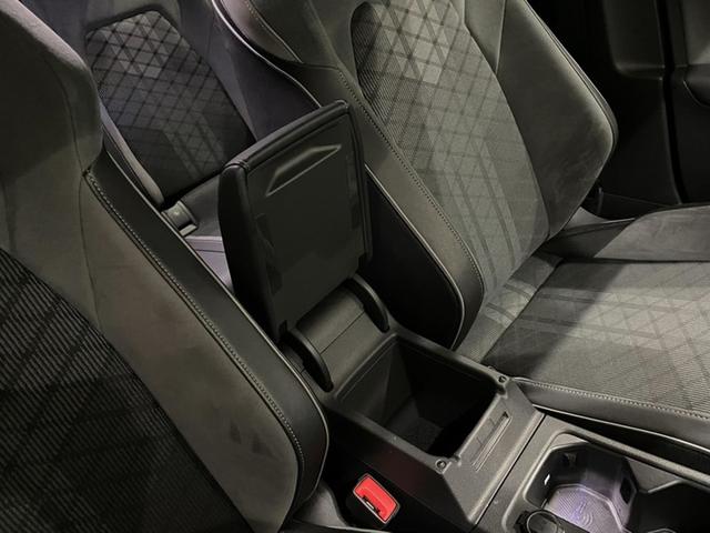 �A�[�����X�g�̉��ɂ͑�^�̏������ꂪ�L��܂��B