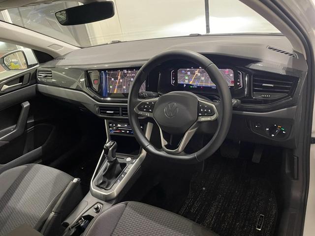 �Ԃɏ�荞�ލۂɌ�����i�F�ł��B������ɂ�����������܂��񂪁A�i�r��������Ɖ^�]�ȑ��ɌX���Ă���A���s���Ɏ����𐳖ʂ��痣��Ȃ��l�ɍl���ăf�U�C�����Ă���܂��B