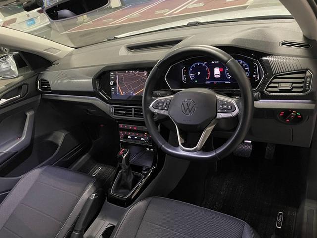 �Ԃɏ�荞�ލۂɌ�����i�F�ł��B������ɂ�����������܂��񂪁A�i�r��������Ɖ^�]�ȑ��ɌX���Ă���A���s���Ɏ����𐳖ʂ��痣��Ȃ��l�ɍl���ăf�U�C�����Ă���܂��B