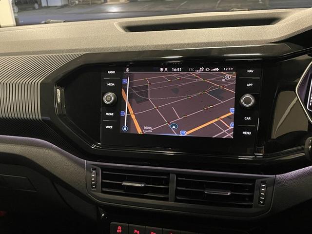 �c���������������o�����ł��A�S�ʃ^�b�`�X�N���[���ɂ��A�X�}�[�g�t�H���̂悤�Ɍy����ʂ��^�b�`���鑽�@�\�̃i�r�Q�[�V�����ł��B