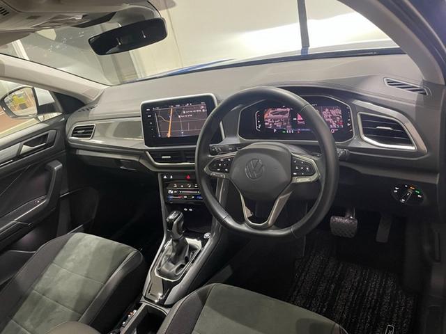 �s�^�b�Ǝ�ɂȂ��ޖ{�v�̃X�e�A�����O�z�C�[���ƃV�t�g�m�u�B�_�[�N�O���[����̃h���C�o�[���ݍ��ނ悤�Ƀ��C�A�E�g���ꂽ�R�b�N�s�b�g�ł��B