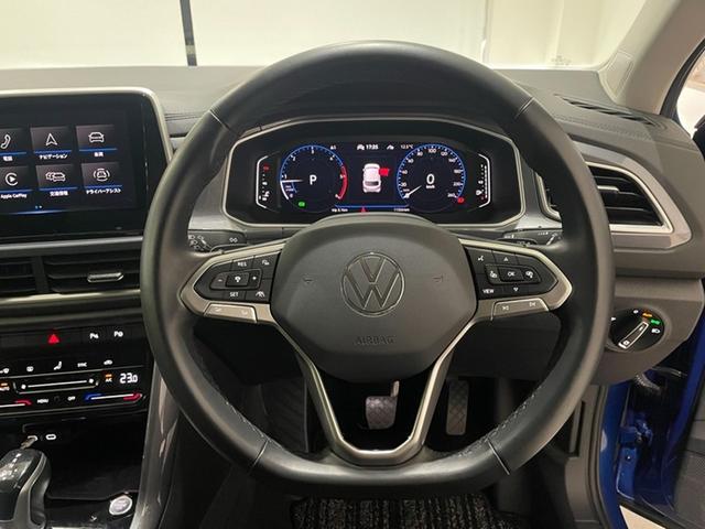 �s�^�b�Ǝ�ɂȂ��ޖ{�v�̃X�e�A�����O�z�C�[���ƃV�t�g�m�u�B�_�[�N�O���[����̃h���C�o�[���ݍ��ނ悤�Ƀ��C�A�E�g���ꂽ�R�b�N�s�b�g�ł��B