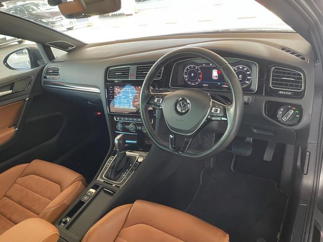 �Ԃɏ�荞�ލۂɌ�����i�F�ł��B������ɂ�����������܂��񂪁A�i�r��������Ɖ^�]�ȑ��ɌX���Ă���A���s���Ɏ����𐳖ʂ��痣��Ȃ��l�ɍl���ăf�U�C�����Ă���܂��B