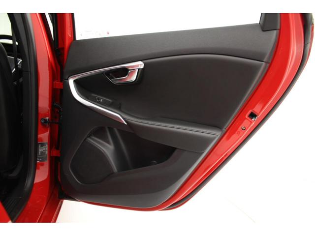 ボルボ ｖ４０ ｔ３ クラシックエディション ｓｅｌｅｋｔ認定中古車 ２０１９年モデル インテリセーフ シートヒーター付レザーパワーシート ガラスルーフ 279 0万円 令和元年 19年 愛知県 中古車 価格 Com