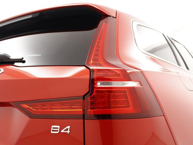 Ｖ６０ アルティメット　Ｂ４　２０２３年モデル　試乗車　Ｂ４マイルドＨＶ　Ｇｏｏｇｌｅナビゲーション　　純正１８インチアルミホイール　ベンディング機能付ＬＥＤヘッドライト　ベンチレーションヒーターマッサージ機能付フロントシート（66枚目）