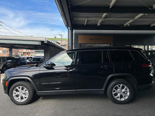 ジープ・グランドチェロキーＬ リミテッド　認定中古車保証　整備有　ナビ　バックカメラ　ＥＴＣ　純正アルミホイール　レザーシート　クルーズコントロール（9枚目）