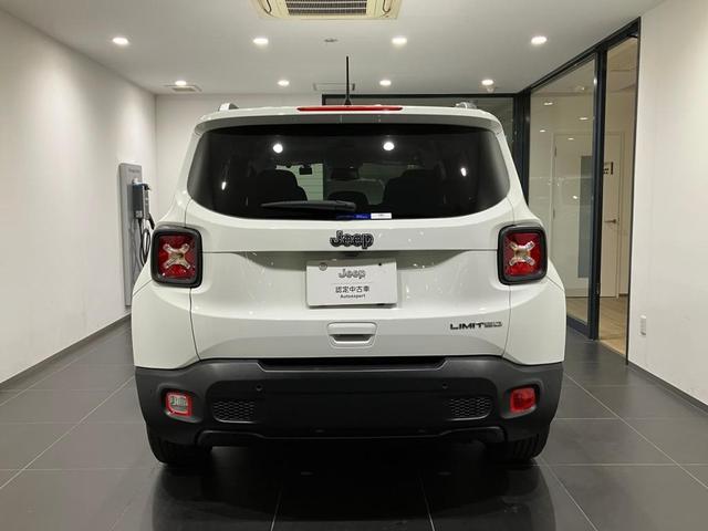 ジープ・レネゲード リミテッド　認定中古車保証１年付き　整備付　純正８．４インチナビ　ＡｐｐｌｅＣａｒＰｌａｙ　ＡｎｄｒｏｉｄＡｕｔｏ　アダプティブクルーズコントロール　Ｂカメラ　ＤＳＲＣ　社外ＬＥＤヘッドランプ　レザーシート（8枚目）