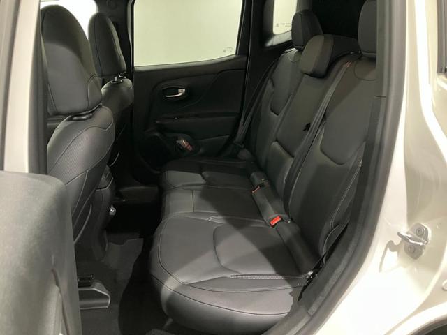ジープ・レネゲード リミテッド　認定中古車保証１年付き　整備付　純正８．４インチナビ　ＡｐｐｌｅＣａｒＰｌａｙ　ＡｎｄｒｏｉｄＡｕｔｏ　アダプティブクルーズコントロール　Ｂカメラ　ＤＳＲＣ　社外ＬＥＤヘッドランプ　レザーシート（25枚目）