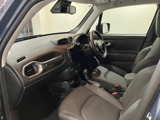 ジープ・レネゲード アルティテュード　ｅ－ハイブリッド　新車保証継承付　整備付　弊社デモカー　純正１０．１インチナビ　ＡｐｐｌｅＣａｒＰｌａｙ　ＡｎｄｒｏｉｄＡｕｔｏ　アダプティブクルーズコントロール　Ｂカメラ　ＤＳＲＣ　レザーシート　シートヒーター（21枚目）