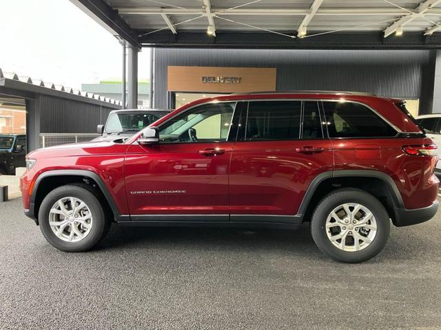 �y�z�C�[���A�[�`�z��`�z�C�[���A�[�`�͂i�������`���̃f�U�C���ł��B�̗p���Ă��闝�R�͏�������܂����A�I�t���[�h�𑖍s����ۂɃ^�C���ƃ{�f�B����������Ȃ��悤�z���������ɂ��邽�߂ƂȂ�܂��B