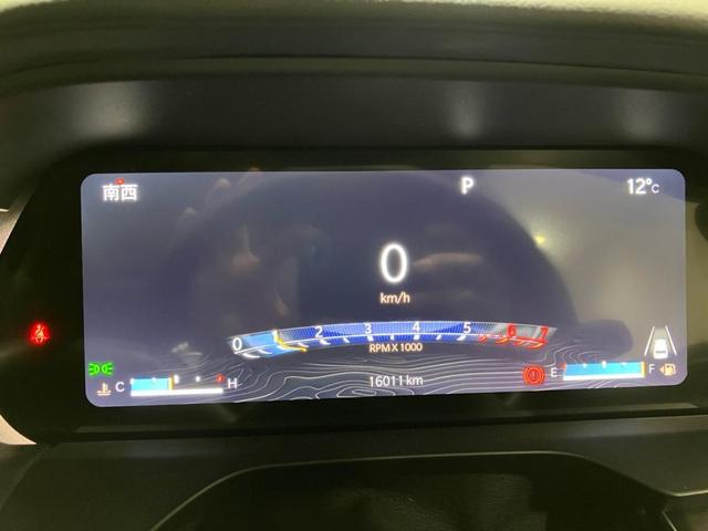 �f�W�^�����[�^�[�͎ԗ��̏�����ڂŕ�����܂��B