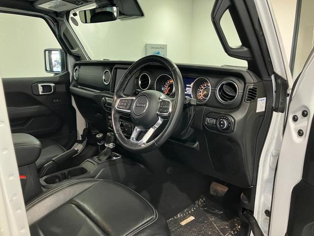 ジープ・ラングラーアンリミテッド サハラ　認定中古車保証１年　整備付　純正８．４インチナビ　ＡｐｐｌｅＣａｒＰｌａｙ　ＡｎｄｒｏｉｄＡｕｔｏ　アダプティブクルーズコントロール　レザーシート　シートヒーター　ＤＳＲＣ　４ＷＤ　Ｂカメラ（15枚目）