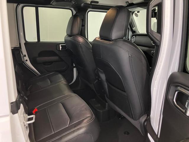 ジープ・ラングラーアンリミテッド サハラ　認定中古車保証１年　整備付　純正８．４インチナビ　ＡｐｐｌｅＣａｒＰｌａｙ　ＡｎｄｒｏｉｄＡｕｔｏ　アダプティブクルーズコントロール　レザーシート　シートヒーター　ＤＳＲＣ　４ＷＤ　Ｂカメラ（18枚目）