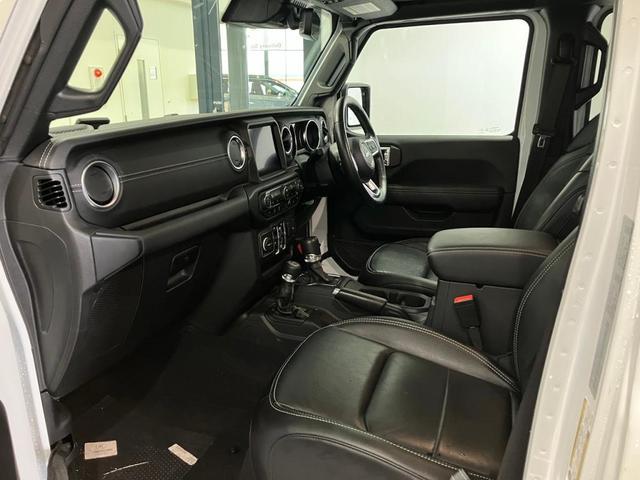 ジープ・ラングラーアンリミテッド サハラ　認定中古車保証１年　整備付　純正８．４インチナビ　ＡｐｐｌｅＣａｒＰｌａｙ　ＡｎｄｒｏｉｄＡｕｔｏ　アダプティブクルーズコントロール　レザーシート　シートヒーター　ＤＳＲＣ　４ＷＤ　Ｂカメラ（21枚目）