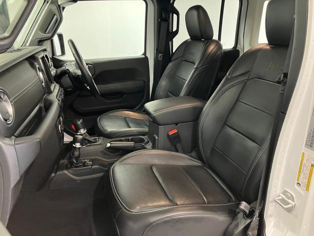ジープ・ラングラーアンリミテッド サハラ　認定中古車保証１年　整備付　純正８．４インチナビ　ＡｐｐｌｅＣａｒＰｌａｙ　ＡｎｄｒｏｉｄＡｕｔｏ　アダプティブクルーズコントロール　レザーシート　シートヒーター　ＤＳＲＣ　４ＷＤ　Ｂカメラ（22枚目）