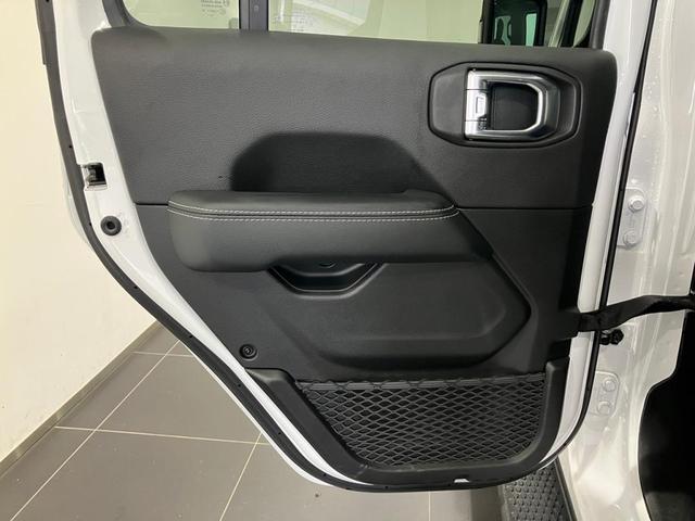 ジープ・ラングラーアンリミテッド サハラ　認定中古車保証１年　整備付　純正８．４インチナビ　ＡｐｐｌｅＣａｒＰｌａｙ　ＡｎｄｒｏｉｄＡｕｔｏ　アダプティブクルーズコントロール　レザーシート　シートヒーター　ＤＳＲＣ　４ＷＤ　Ｂカメラ（26枚目）