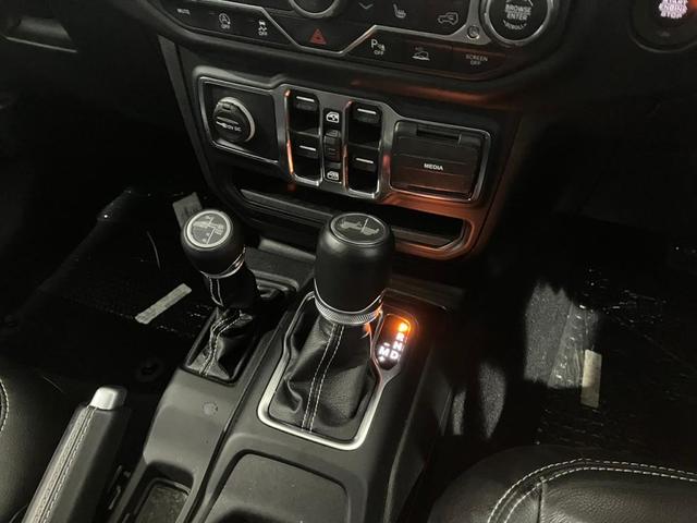 ジープ・ラングラーアンリミテッド サハラ　認定中古車保証１年　整備付　純正８．４インチナビ　ＡｐｐｌｅＣａｒＰｌａｙ　ＡｎｄｒｏｉｄＡｕｔｏ　アダプティブクルーズコントロール　レザーシート　シートヒーター　ＤＳＲＣ　４ＷＤ　Ｂカメラ（32枚目）
