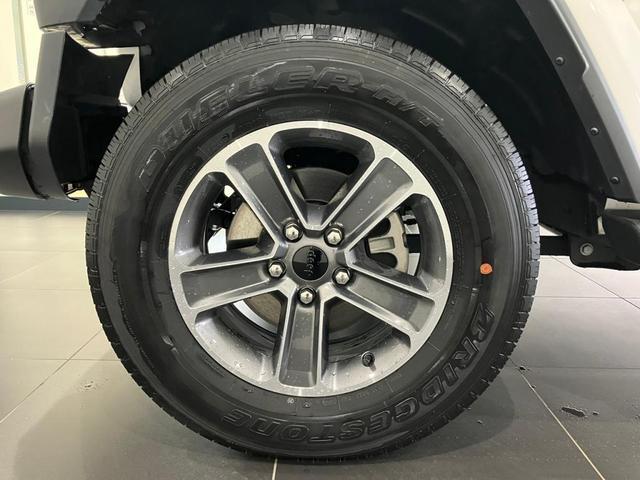 ���݂̂���^�C���͏Ռ����z�C�����ڂ��ʂ����Ă���邽�߁A���S�n�ɂ������������܂��B