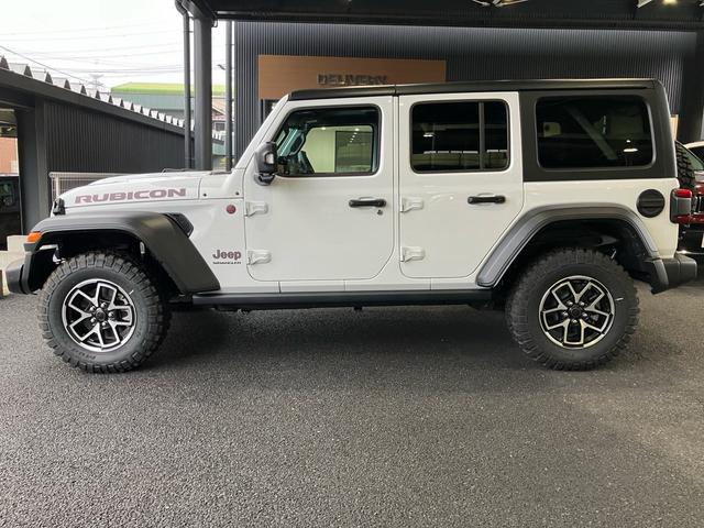 �y�z�C�[���A�[�`�z��`�z�C�[���A�[�`�͂i�������`���̃f�U�C���ł��B�̗p���Ă��闝�R�͏�������܂����A�I�t���[�h�𑖍s����ۂɃ^�C���ƃ{�f�B����������Ȃ��悤�z���������ɂ��邽�߂ƂȂ�܂��B