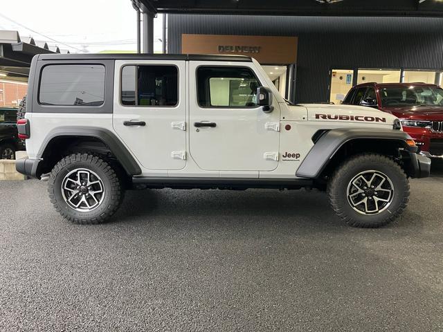 �y�z�C�[���A�[�`�z��`�z�C�[���A�[�`�͂i�������`���̃f�U�C���ł��B�̗p���Ă��闝�R�͏�������܂����A�I�t���[�h�𑖍s����ۂɃ^�C���ƃ{�f�B����������Ȃ��悤�z���������ɂ��邽�߂ƂȂ�܂��B