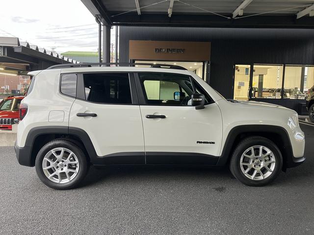 ジープ・レネゲード アルティテュード　ｅ－ハイブリッド　新車保証継承付　整備付　弊社デモカー　純正１０．１インチナビ　ＡｐｐｌｅＣａｒＰｌａｙ　ＡｎｄｒｏｉｄＡｕｔｏ　アダプティブクルーズコントロール　Ｂカメラ　ＤＳＲＣ　レザーシート　シートヒーター（7枚目）