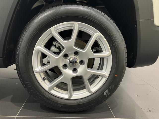 ジープ・レネゲード アルティテュード　ｅ－ハイブリッド　新車保証継承付　整備付　弊社デモカー　純正１０．１インチナビ　ＡｐｐｌｅＣａｒＰｌａｙ　ＡｎｄｒｏｉｄＡｕｔｏ　アダプティブクルーズコントロール　Ｂカメラ　ＤＳＲＣ　レザーシート　シートヒーター（10枚目）