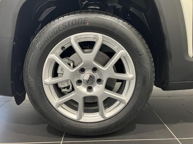 ジープ・レネゲード アルティテュード　ｅ－ハイブリッド　新車保証継承付　整備付　弊社デモカー　純正１０．１インチナビ　ＡｐｐｌｅＣａｒＰｌａｙ　ＡｎｄｒｏｉｄＡｕｔｏ　アダプティブクルーズコントロール　Ｂカメラ　ＤＳＲＣ　レザーシート　シートヒーター（11枚目）