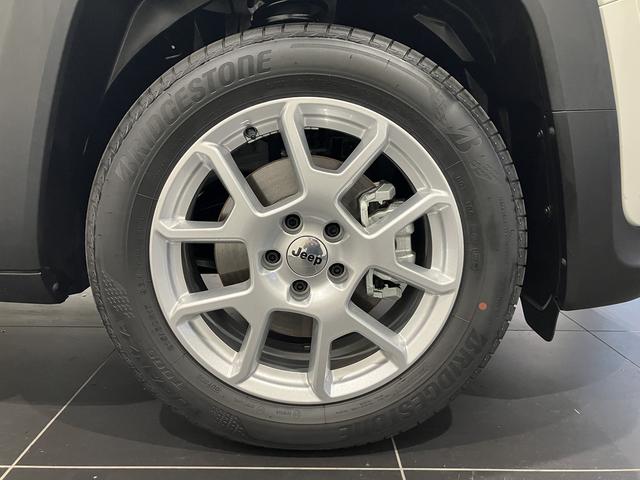 ジープ・レネゲード アルティテュード　ｅ－ハイブリッド　新車保証継承付　整備付　弊社デモカー　純正１０．１インチナビ　ＡｐｐｌｅＣａｒＰｌａｙ　ＡｎｄｒｏｉｄＡｕｔｏ　アダプティブクルーズコントロール　Ｂカメラ　ＤＳＲＣ　レザーシート　シートヒーター（12枚目）