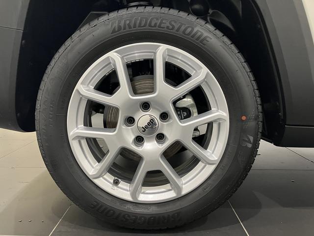 ジープ・レネゲード アルティテュード　ｅ－ハイブリッド　新車保証継承付　整備付　弊社デモカー　純正１０．１インチナビ　ＡｐｐｌｅＣａｒＰｌａｙ　ＡｎｄｒｏｉｄＡｕｔｏ　アダプティブクルーズコントロール　Ｂカメラ　ＤＳＲＣ　レザーシート　シートヒーター（13枚目）