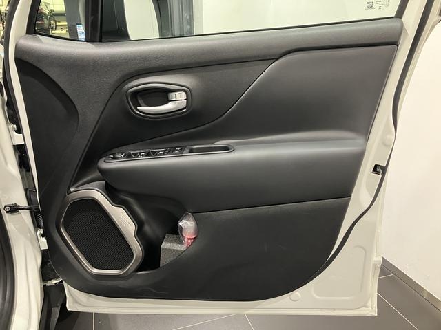 ジープ・レネゲード アルティテュード　ｅ－ハイブリッド　新車保証継承付　整備付　弊社デモカー　純正１０．１インチナビ　ＡｐｐｌｅＣａｒＰｌａｙ　ＡｎｄｒｏｉｄＡｕｔｏ　アダプティブクルーズコントロール　Ｂカメラ　ＤＳＲＣ　レザーシート　シートヒーター（17枚目）