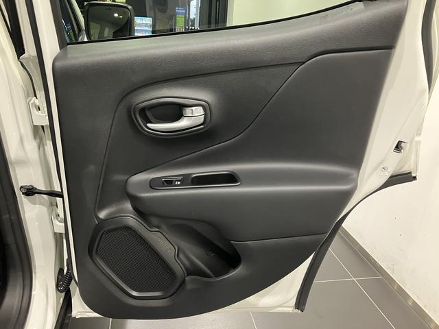 ジープ・レネゲード アルティテュード　ｅ－ハイブリッド　新車保証継承付　整備付　弊社デモカー　純正１０．１インチナビ　ＡｐｐｌｅＣａｒＰｌａｙ　ＡｎｄｒｏｉｄＡｕｔｏ　アダプティブクルーズコントロール　Ｂカメラ　ＤＳＲＣ　レザーシート　シートヒーター（20枚目）