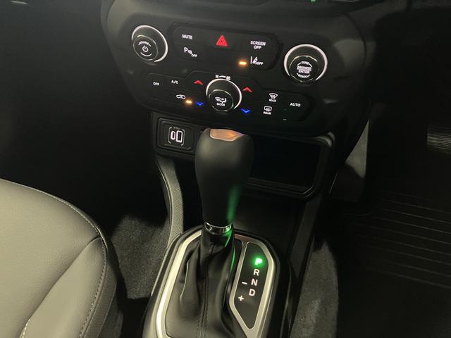 ジープ・レネゲード アルティテュード　ｅ－ハイブリッド　新車保証継承付　整備付　弊社デモカー　純正１０．１インチナビ　ＡｐｐｌｅＣａｒＰｌａｙ　ＡｎｄｒｏｉｄＡｕｔｏ　アダプティブクルーズコントロール　Ｂカメラ　ＤＳＲＣ　レザーシート　シートヒーター（32枚目）