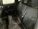 後部座席も広いのでゆったりと座って頂けますし、シートも疲れにくい固めの素材となっている為、旅行なども快適です。