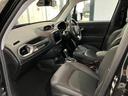 足元は広く長距離運転の際も狭さを感じさせない広さです。